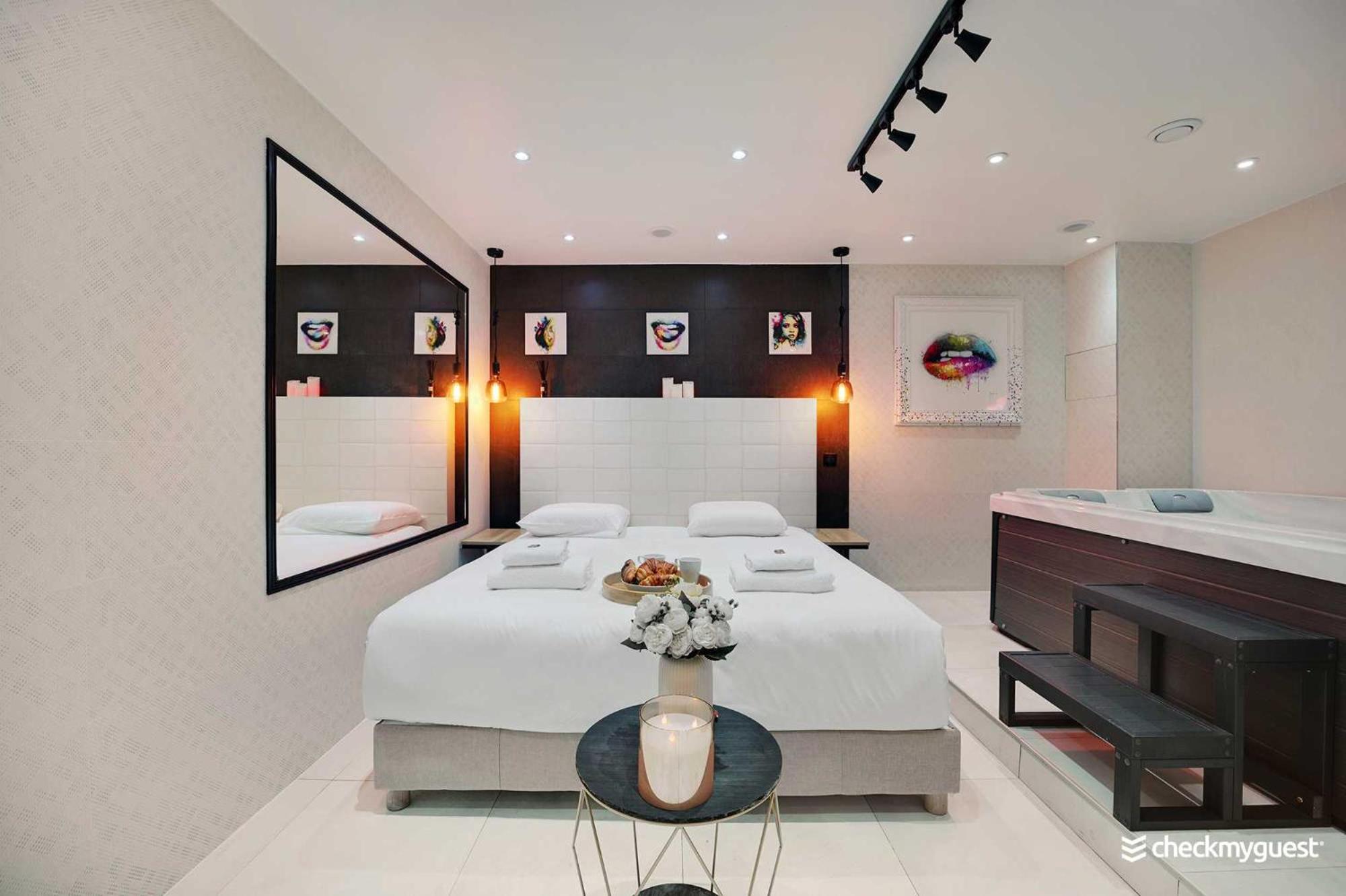 Intimate Apartment With Air Conditioner & Jacuzzi 2Br 6P Montmartre París Exterior foto