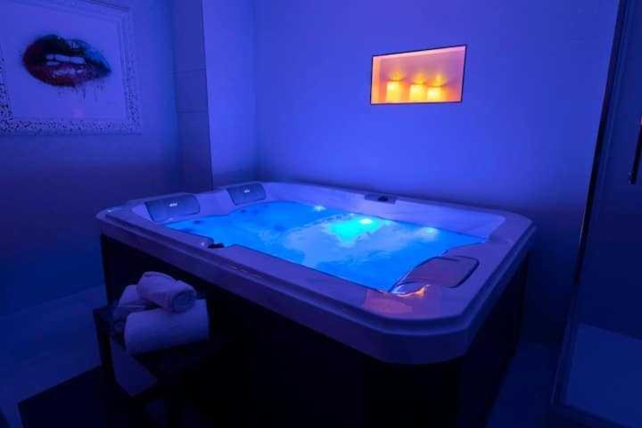 Intimate Apartment With Air Conditioner & Jacuzzi 2Br 6P Montmartre París Exterior foto